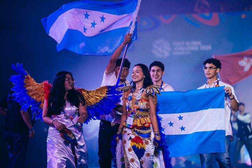 Se entregaron más de 20 premios a equipos en reconocimiento al desempeño de sus robots. Se entregaron más de 20 premios a equipos en reconocimiento al desempeño de sus robots.