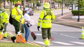 AAUD entrega bolsas para desechar las mascarillas en la Calzada de Amador