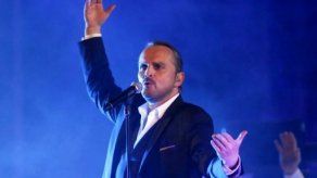Miguel Bosé congrega a cerca de 100.000 mexicanos en concierto gratuito