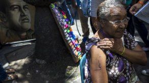 Venta de tarjetas telefónicas con imagen de Chávez y tatuajes