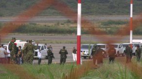 Ataque con explosivos en aeropuerto colombiano deja dos policías y un agresor muertos