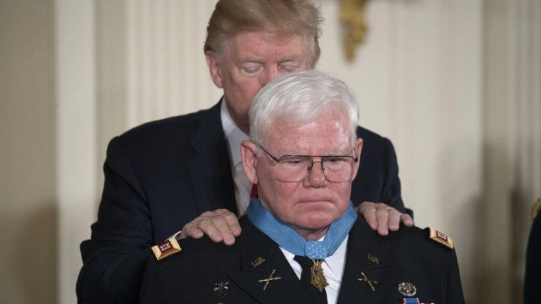 Trump condecora a un veterano de Vietnam sin mencionar la polémica de Níger
