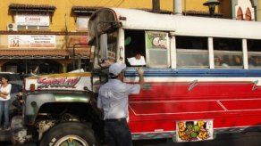 Reparten bolsas para reciclar