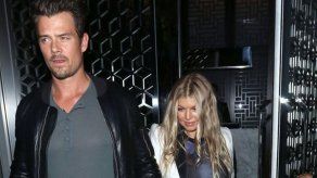 Ex pareja de Fergie le envia ramo de rosas tras su criticada interpretación del himno estadounidense