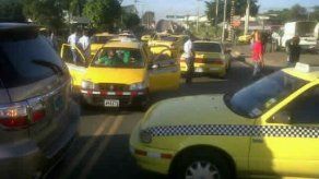 ATTT y taxistas acuerdan utilizar calcomanías en retrovisores ATTT y taxistas acuerdan utilizar calcomanías en retrovisores