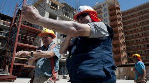 Trabajadores de la construcción deben protegerse de la radiación solar aún más que una persona