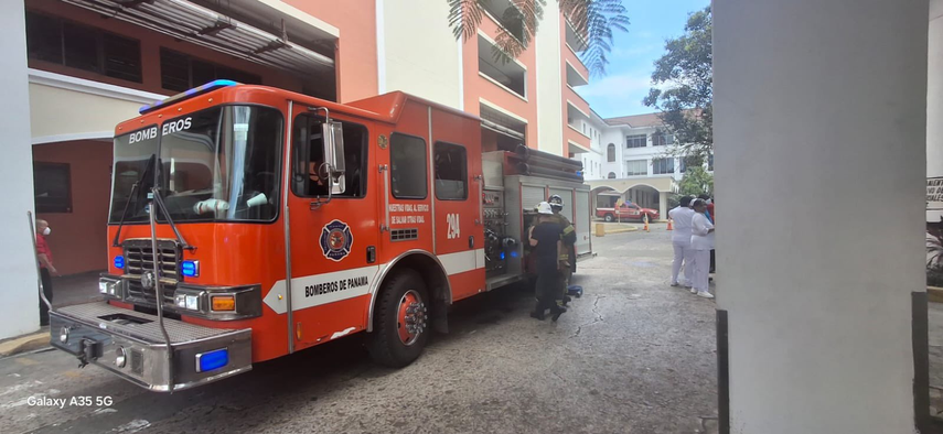 Bomberos atienden explosión en el Hospital Santo Tomás.