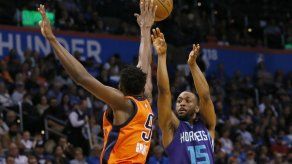 Walker y los Hornets sobreviven a triple-doble de Westbrook