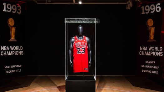 Camiseta utilizada por Michael Jordan durante el primer partido de las Finales de la NBA de 1998.