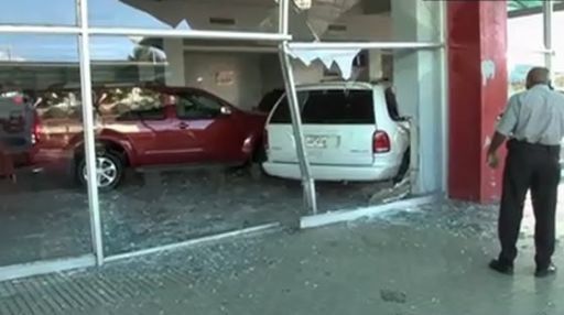 Video: Automóvil se estrella contra tienda automotriz en Colón