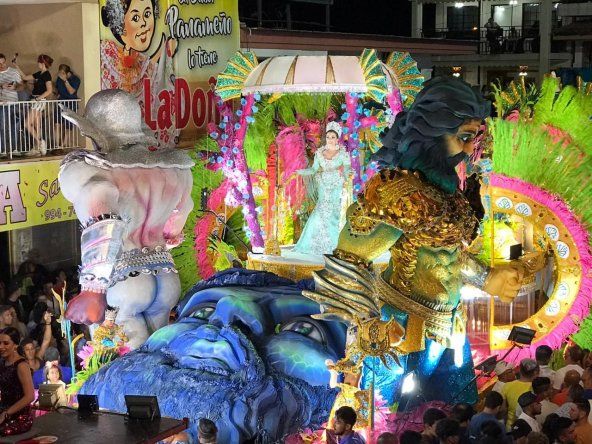 Paseo nocturno del domingo de Carnaval en Las Tablas
