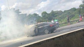 Auto se incendia tras impactar contra objeto fijo en la autopista Arraiján-La Chorrera
