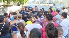 Moradores de Cabo Verde se enfrentan con unidades de Control de Multitudes