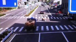 Cámara capta momento en el una mujer es arrollada por un camión en China