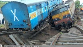 Descarrilamiento de dos trenes en la India deja 19 muertos