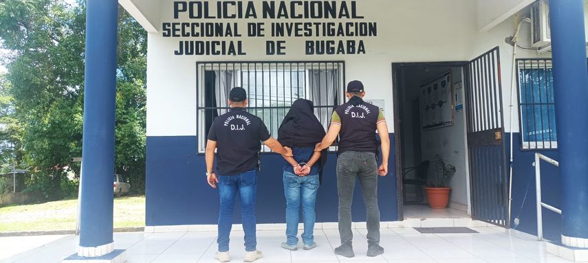 Agentes de la Policía Nacional junto con el sospechoso