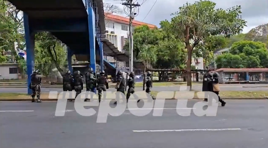 ¡AHORA! Estudiantes y antimotines se enfrentan en la Universidad de Panamá