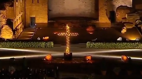 Papa León XIV carga la cruz Papa León XIV carga la cruz