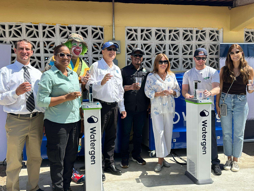 Alcaldía de Panamá instala máquina dispensadora de agua potable del aire en la Isla de Pedro González.