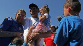 Un abrazo en la frontera México-EEUU