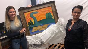 Un video distribuido por la policía muestra a agentes encontrando más de 10 obras bajo una cama y, en el fondo de la pila, estaba Sol Poente, un cuadro de Do Amaral sobre una puesta de sol.