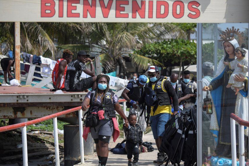 Las autoridades de Panamá lidian con la creciente llegada a través de la peligrosa selva del Darién