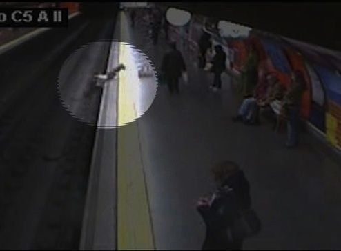 Mujer cae desmayada en rieles del metro de España, un policía la salvó