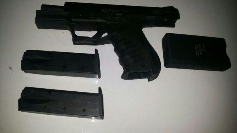 DIJ incautó más de $160 mil, un arma de fuego y municiones, 4 detenidos