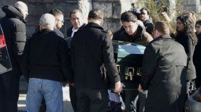 Entierran a mujer cuyo cadáver apareció en una maleta