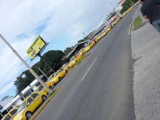 Taxistas veragüenses se encadenan en la Gobernación de Veraguas