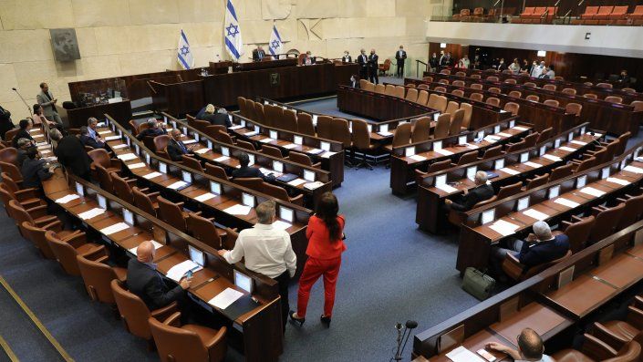 El Parlamento de Israelse reunió esta tarde en una sesión plenaria donde su presidente,Yariv Levín anunció de manera formal que el denominado bloquedel cambio acordó formar Gobierno, pero no marcó aún fechaconcreta para el acto de toma de posesión. El Parlamento de Israelse reunió esta tarde en una sesión plenaria donde su presidente,Yariv Levín anunció de manera formal que el denominado bloquedel cambio acordó formar Gobierno, pero no marcó aún fechaconcreta para el acto de toma de posesión.