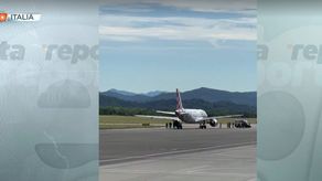 Un hombre murió al ser absorbido por el motor de un avión en el norte de Italia.