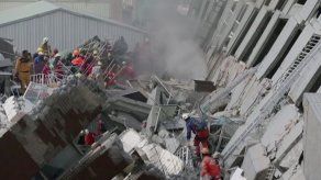 Carrera contrarreloj para salvar a 120 personas enterradas tras sismo en Taiwán
