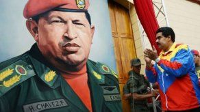 Maduro anuncia en mitin electoral tres alzas salariales este año
