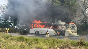 Cuerpo de bomberos atiende autobús incendiado a la altura de Campaña.