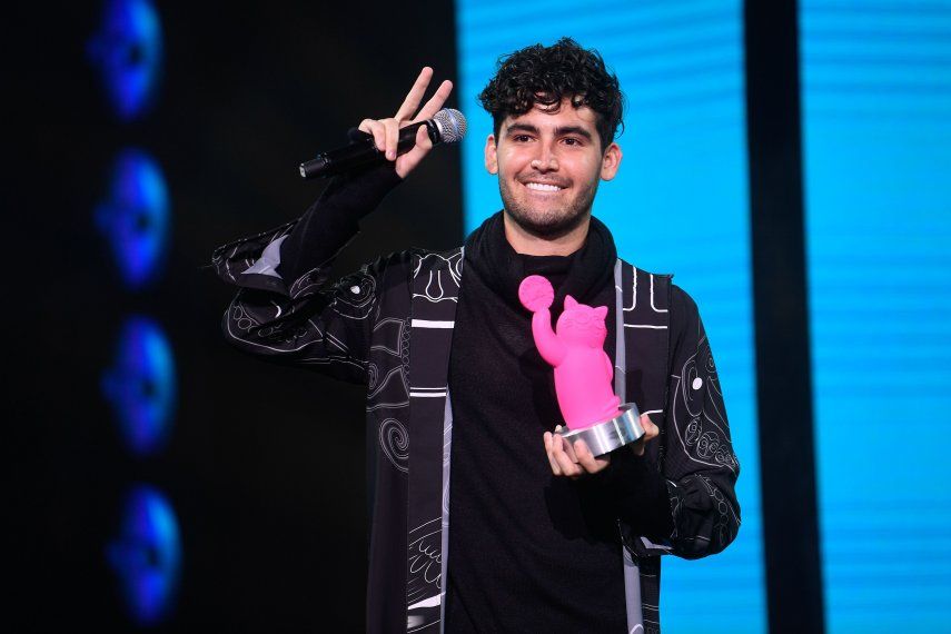 MEX6858. CIUDAD DE MÉXICO (MÉXICO), 13/07/2021.- Fotografía cedida este martes por MTV Latinoamérica donde aparece el cantante Mau López al recibir un premio MTV MIAW, hoy, en Ciudad de México (México). Los cantantes e