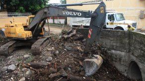 Remueven basura de alcantarillas en Cerro Viento