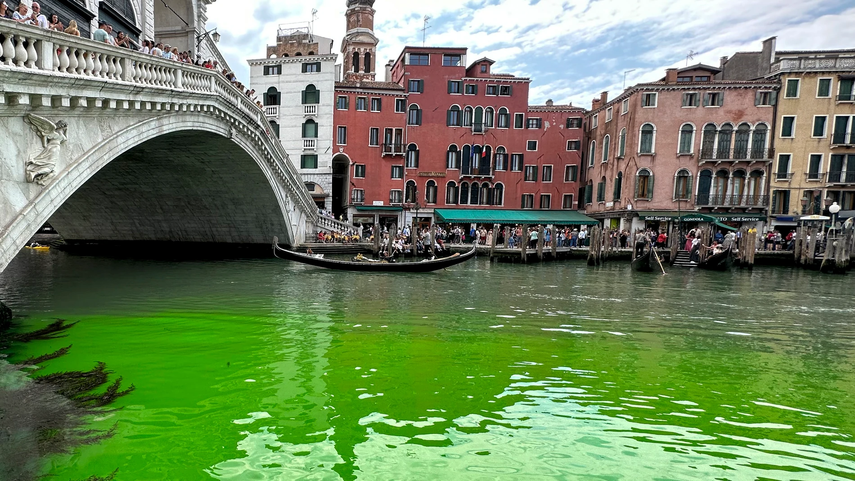 Gran Canal de Venecia se tiñe de verde fosforescente