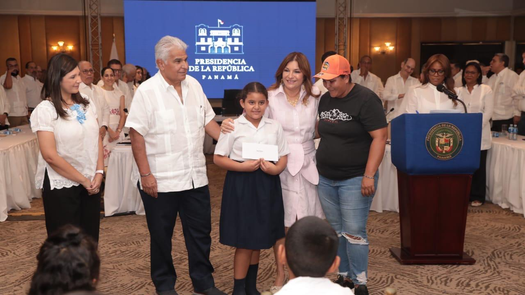 Presidente Mulino entrega becas a niños en Los Santos Presidente Mulino entrega becas a niños en Los Santos