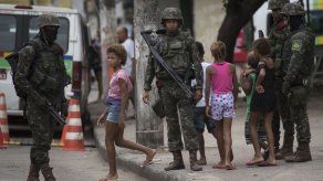 Tres muertos y un menor de dos años herido por tiroteo en Río de Janeiro