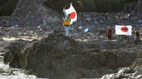 Activistas japoneses desembarcan en isla en disputa con China