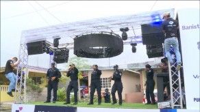 Policías llevan música a compañero que enfrenta una enfermedad Policías llevan música a compañero que enfrenta una enfermedad