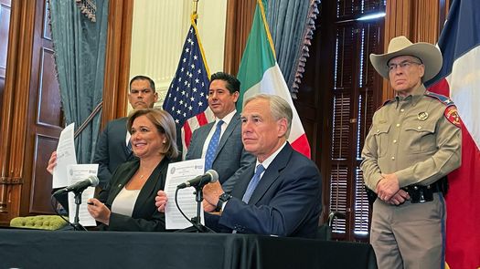 Eel gobernador Greg Abbott flexibilizó una medida en materia migratoria que fue la que provocó los atascamientos en algunos de los puertos comerciales de mayor actividad del mundo, con fuertes pérdidas económicas como resultado.