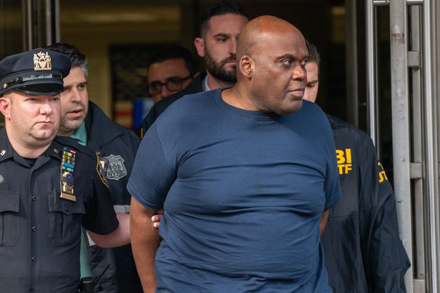 El sospechoso Frank James es escoltado por la policía después de ser arrestado por su conexión con el tiroteo masivo en la estación de metro 36 St el 13 de abril de 2022 en la ciudad de Nueva York.