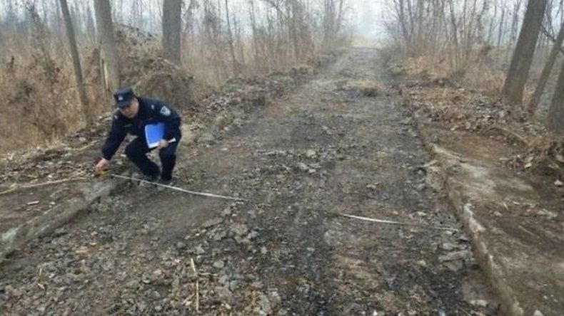 Un chino roba 800 metros de una carretera para revender el cemento