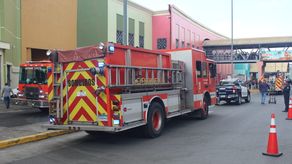 Bomberos de diferentes estaciones atenideron el incendio en el centro comerical Albrook Mall.