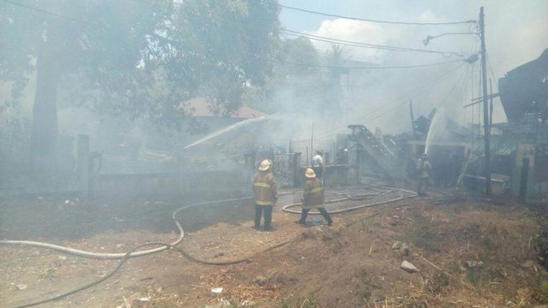 Incendio consume dos caserones en Calle 14 Río Abajo
