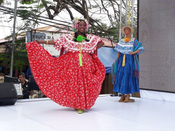 Natalie Harris tirando piquete en Las Tablas