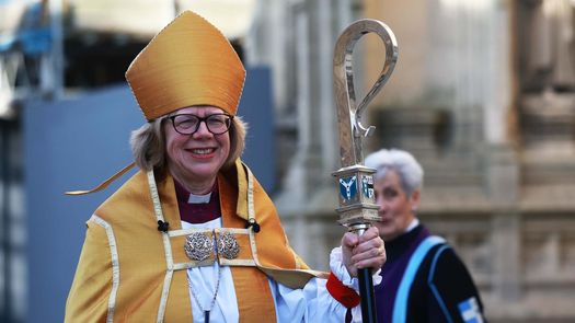 Sarah Mullally se despide tras su instalación como arzobispo de Canterbury en la Catedral de Canterbury. Sarah Mullally se despide tras su instalación como arzobispo de Canterbury en la Catedral de Canterbury.
