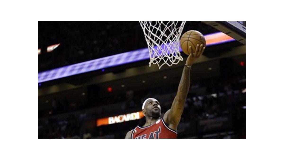 LeBron impone marca en victoria del Heat